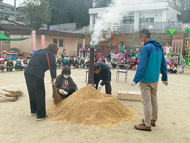 焼いもをつくっている様子