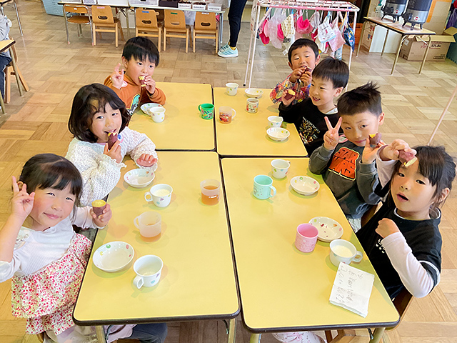 焼いもを食べる園児たち