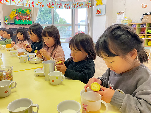 焼いもを食べる園児たち