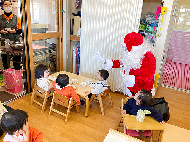 サンタさんと園児たち